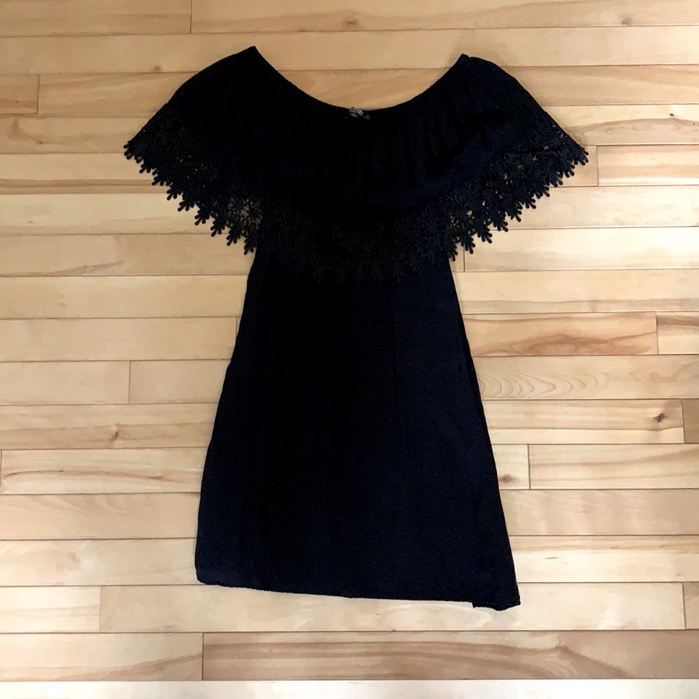 Black off the shoulders dress size small